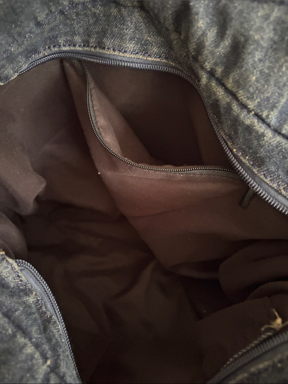 Shoulder/crossbody bag. Distressed denim w/2 zipped front pockets. - Picture 6 of 7